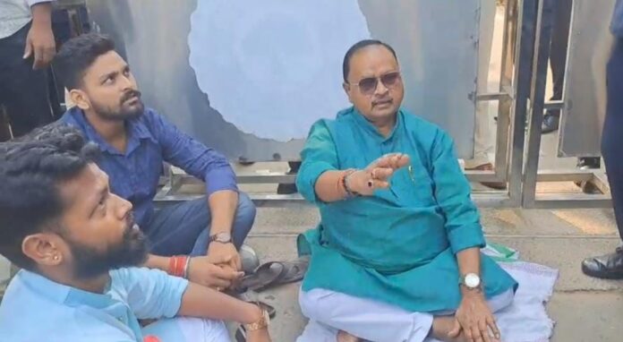 Bihar: सीएम हाउस पर प्रदर्शन कर रहे JDU विधायक गोपाल मंडल को सुरक्षा कर्मियों ने उठाया, बोले- टिकट मिलेगा