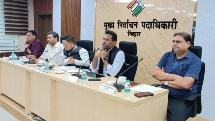 Bihar Election: 'SIR में कितने घुसपैठियों का पता चला', इंडिया गठबंधन ने मुख्य निर्वाचन पदाधिकारी से पूछा सवाल