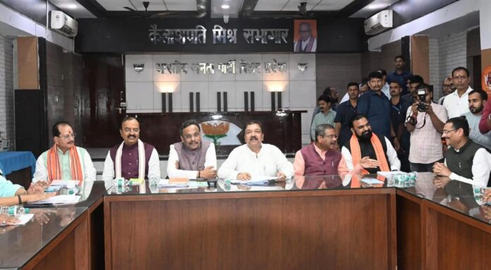 Bihar: भाजपा कार्यालय में चुनाव समिति की बैठक समाप्त, चिराग की नाराजगी पर गिरिराज ने दिया यह जवाब