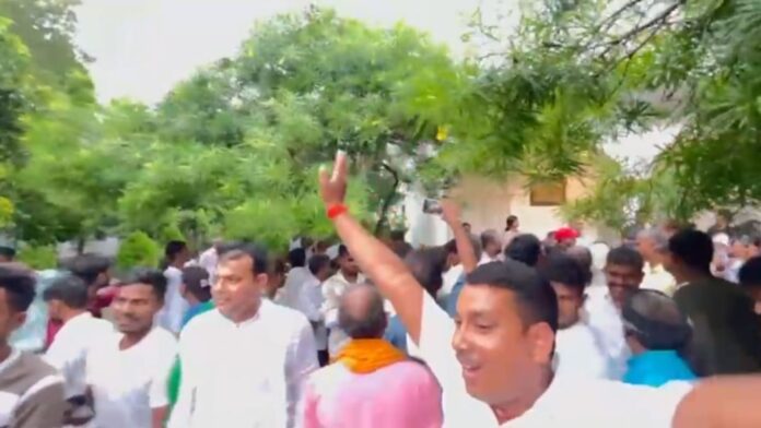 Bihar : राबड़ी आवास में राजद कार्यकर्ताओं ने अपने ही विधायक के खिलाफ किया हंगामा,  टिकट नहीं देने की लगाई गुहार