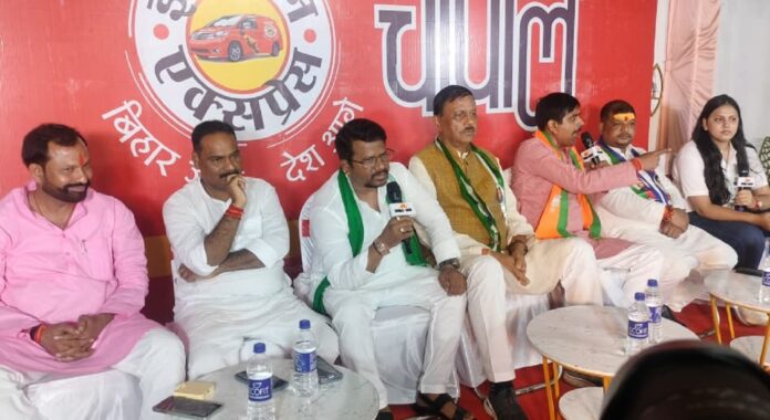 Bihar Election Express: दानापुर में जनता ने उठाया बेरोजगारी का मुद्दा, चौपाल में आपस में उलझते रहे नेता