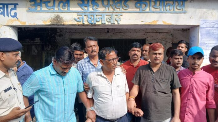 Bihar News: जहानाबाद में राजस्व कर्मचारी 5000 रिश्वत लेते रंगे हाथ गिरफ्तार, निगरानी विभाग की बड़ी कार्रवाई
