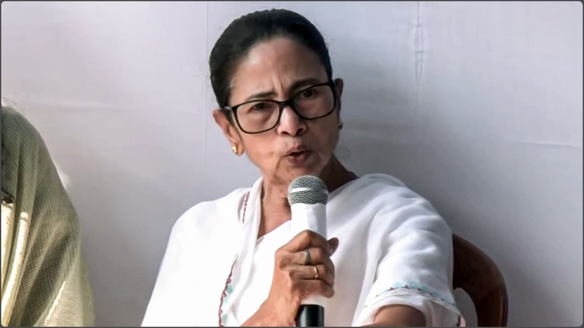 Durgapur Case: 'लड़की रात साढ़े 12 बजे कॉलेज से बाहर कैसे आई? पुलिस कर रही जांच', CM ममता का बयान Durgapur Case: 'लड़की रात साढ़े 12 बजे कॉलेज से बाहर कैसे आई? पुलिस कर रही जांच', CM ममता का बयान