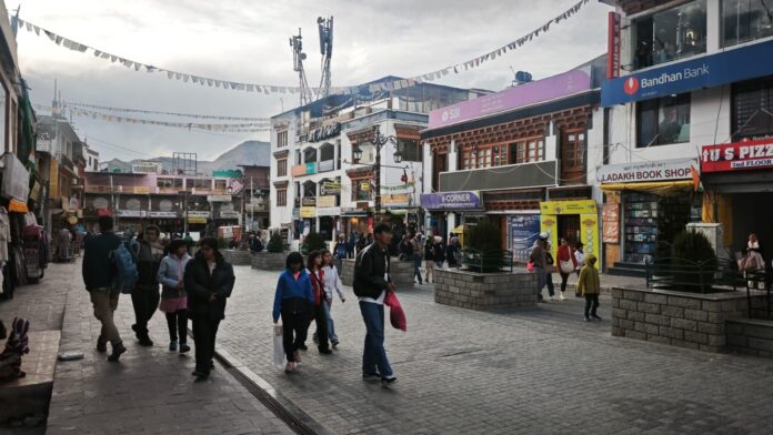 Leh: कर्फ्यू में और ढील...लेह हिंसा के बाद से बंद पड़े कॉलेज आज से फिर खुले, अब रात आठ बजे तक खुलेंगी दुकानें