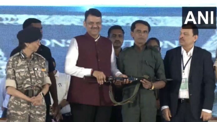 Maharashtra: सीएम फडणवीस के सामने नक्सली कमांडर सोनू ने डाले हथियार, गढ़चिरौली में 60 नक्सलियों के साथ सरेंडर