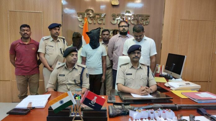Bihar News: आचार संहिता लगते ही STF और पुलिस की संयुक्त कार्रवाई, हथियारों का जखीरा बरामद; पिता-पुत्र गिरफ्तार