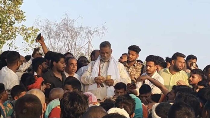 Bihar: पप्पू यादव के नोटों से बढ़ा चुनावी तापमान, बाढ़ पीड़ितों में बांटा पैसा, दर्ज हुई FIR