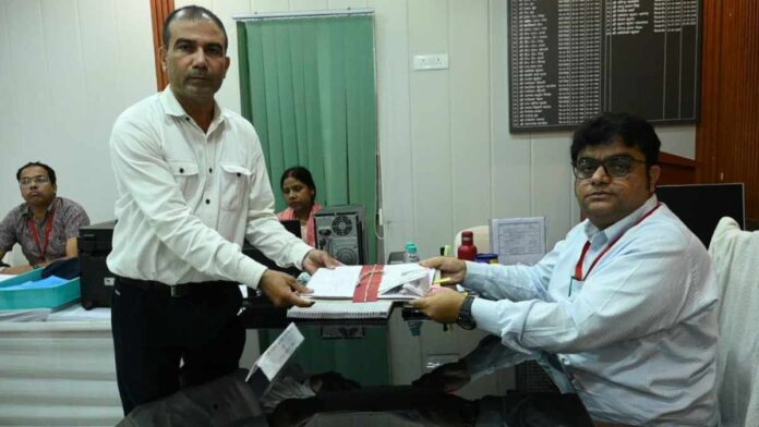 Bihar Elections 2025: बक्सर से सुधाकर मिश्रा ने निर्दलीय उम्मीदवार के रूप में किया नामांकन, जिले का पहला पर्चा दाखिल