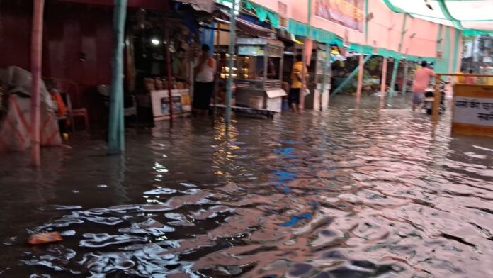 Bihar Heavy Rain: मुजफ्फरपुर में लगातार बारिश से शहर जलमग्न, मंदिर और दुकानों में पानी घुसा; लोग परेशान