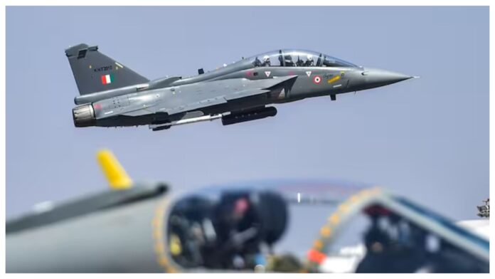 Tejas: स्वदेशी लड़ाकू विमान तेजस एमके1ए ने भरी पहली उड़ान, राजनाथ सिंह बोले- मेरा सीना गर्व से चौड़ा हो गया