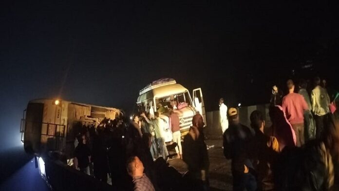 यूपी में बड़ा हादसा: पुल पर दो बसें आमने सामने टकराईं, एक नेपाली महिला की मौत; 35 घायल, 23 की हालत गंभीर