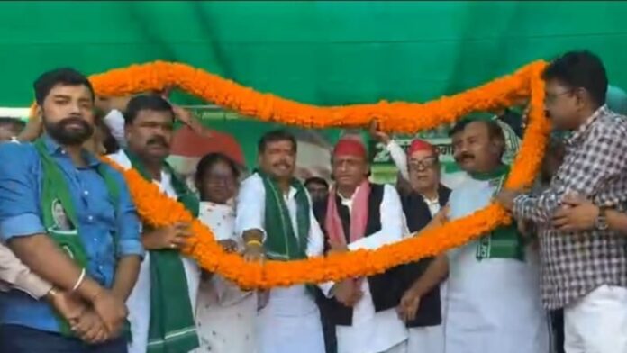 Bihar Election: ‘पारले-जी का साइज भी छोटा हो गया क्योंकि सरकार चोर है’, अखिलेश यादव का बीजेपी पर जोरदार हमला