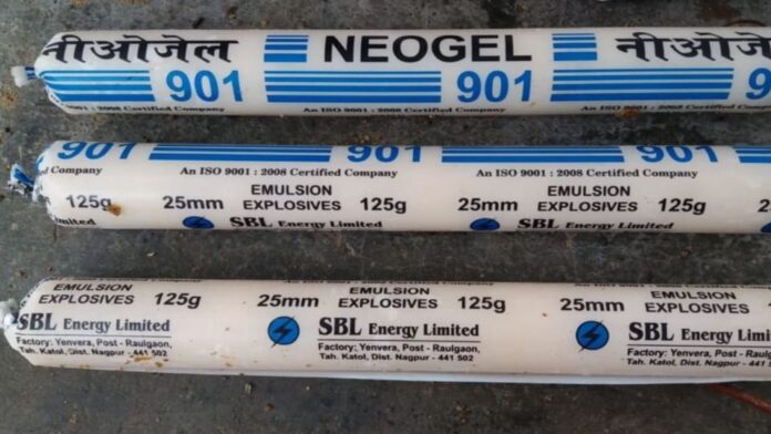 Almora: सल्ट के सरकारी स्कूल परिसर से जिलेटिन की 161 छड़ें मिलीं, बम निरोधक दस्ते ने संभाली कमान, जांच जारी