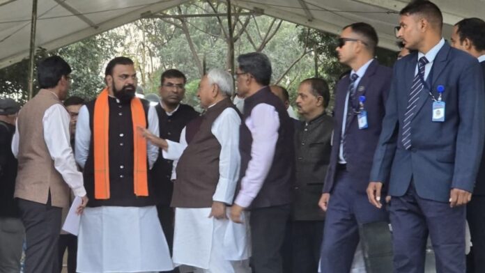 Bihar CM Oath : नीतीश कुमार शपथ ग्रहण की व्यवस्था देखने पहुंचे; धर्मेंद्र प्रधान भी पहुंच चुके हैं पटना