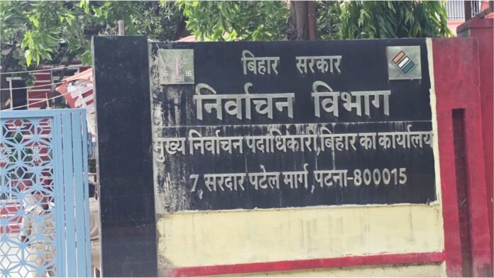 Bihar Election: राजद के आरोप का चुनाव आयोग ने दिया जवाब, इन तर्कों के जरिए कहा- EVM से छेड़छाड़ संभव नहीं