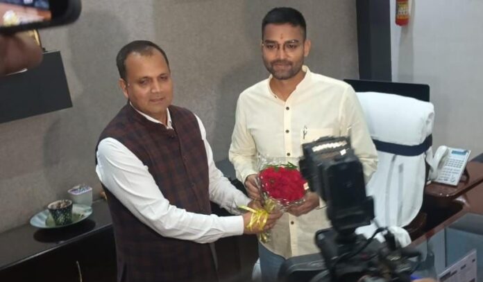 Bihar: उपेंद्र कुशवाहा के बेटे ने संभाली पंचायती राज विभाग की कमान, कहा- खाली पड़े पदों पर जल्दी बहाली होगी