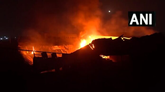 Delhi Fire: रिठाला मेट्रो स्टेशन के पास लगी आग में सैकड़ों झोपड़ियां राख, एक मौत; हादसे में एक बच्चा भी घायल