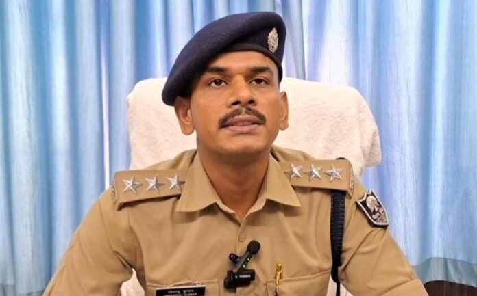 Bihar News: ईवीएम की फोटो-वीडियो वायरल करने पर दो युवकों के खिलाफ एफआईआर, साइबर टीम जांच में जुटी