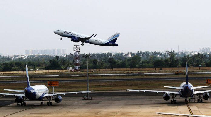 Travel Advisory: दिल्ली एयरपोर्ट पर घंटों की मशक्कत के बाद ATC सिस्टम बहाल, 800 उड़ानों पर दिखा असर