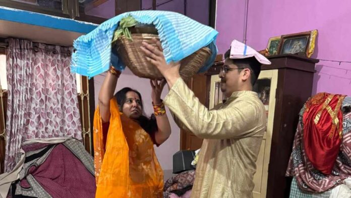 Bihar News: अमेरिका से 10 साल बाद लौटे इंद्रनील ने मनाई छठ पूजा, कहा- मां के ठेकुआ की खुशबू आज भी याद है