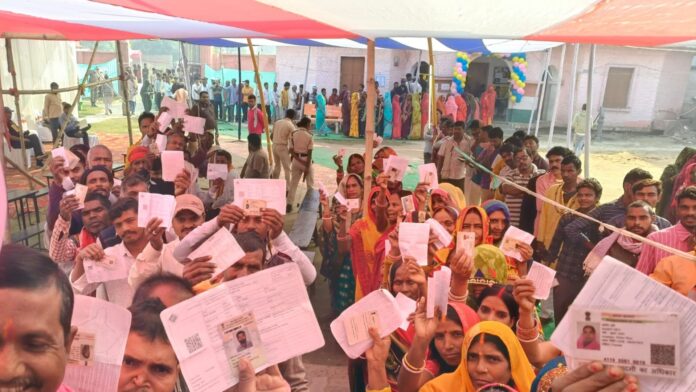 Bihar Election: चौखट-घूंघट से बाहर निकलकर महिलाओं ने डाला वोट, नक्सलियों के गढ़ में हुई जमकर वोटिंग
