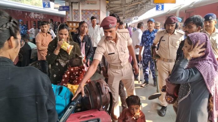 Bihar News: दिल्ली ब्लास्ट के बाद सघन जांच तेज, मुजफ्फरपुर में लंबी दूरी की ट्रेनों और बॉर्डर पर पैनी नजर