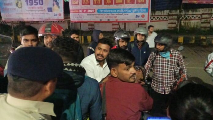 Bihar News: पटना में बेली रोड पर ई रिक्शा ने मारी टक्कर, गिरे तो बाइक से टकराए; बुजुर्ग की हालत गंभीर