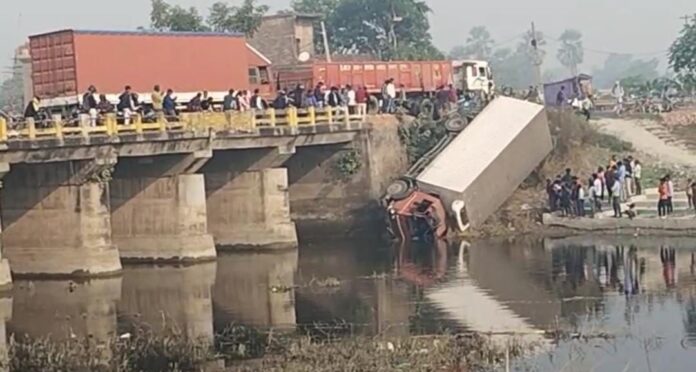 Bihar: स्पीड का कहर लेकिन किस्मत मेहरबान! अनियंत्रित कंटेनर नदी में गिरा, चालक चमत्कारिक रूप से बचा