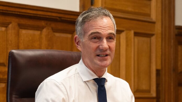 UK: टैक्स बढ़ने के डर से अरबपतियों के देश छोड़ने पर मंत्री चिंतित, लक्ष्मी मित्तल को लेकर भी दी प्रतिक्रिया