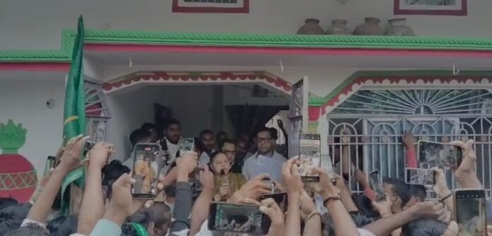 Bihar Politics: बारिश के बीच हुआ रोड शो, '10 हजार में महिलाएं क्या पकौड़ा तलेंगी', मीसा भारती का NDA पर तंज