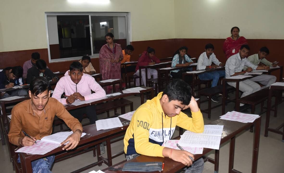 अतुल माहेश्वरी छात्रवृत्ति परीक्षा: पहले चरण में 35 हजार से अधिक विद्यार्थियों ने दी परीक्षा, जबर्दस्त उत्साह अतुल माहेश्वरी छात्रवृत्ति परीक्षा: पहले चरण में 35 हजार से अधिक विद्यार्थियों ने दी परीक्षा, जबर्दस्त उत्साह