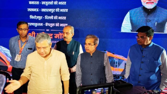 काशी में रेल मंत्री: देर रात निरीक्षण कर बोले- सात करोड़ लोग कर चुके हैं वंदेभारत से सफर, जल्द आएगा नया वर्जन