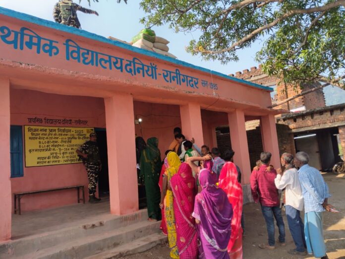 Bihar Election: दनिया में दस साल बाद फिर मना 'मतदान पर्व', ग्रामीण डाल रहे वोट; जानें क्यों रुका था चुनाव