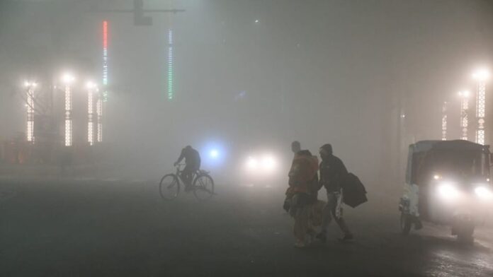 Weather: राजस्थान में हल्की बारिश और बंगाल में तेज हवाओं से बदला मौसम का मिजाज, बढ़ी ठंड