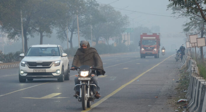 Bihar News: पछुआ हवा ने बढ़ाई पूरे बिहार में ठंड, कोहरे के कारण ट्रेनें लेट, यात्री परेशान; जानिए मौसम का हाल