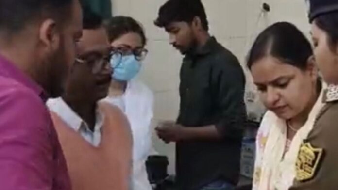 Bihar News : पुलिस अधीक्षक कार्यालय के बाहर महिला ने अपनी नस काटी; खुद को किस अधिकारी की पत्नी बताया?