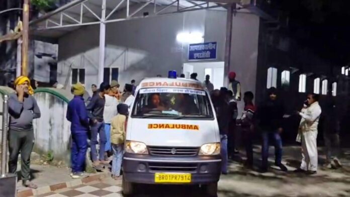 Bihar News: बदमाशों ने घात लगाकर परीक्षा देकर लौट रहे युवक को पहले लाठी-डंडों से पीटा, फिर पैर में मारी गोली