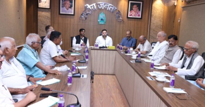 Bihar Politics: महागठबंधन ने तेजस्वी यादव को चुना विधायक दल का नेता, बैठक में इन मुद्दों पर हुई बात