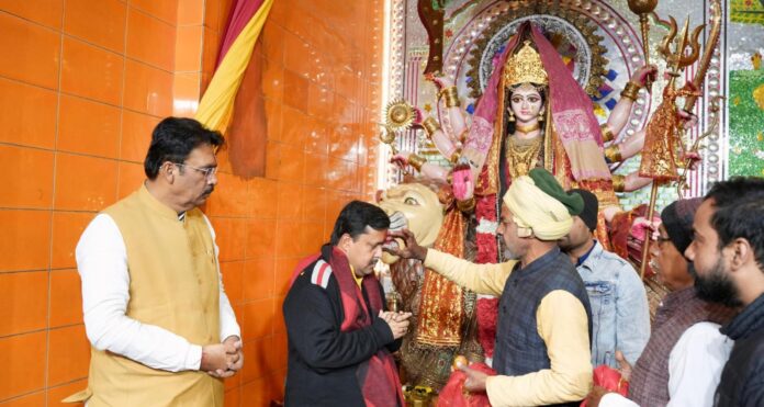 Bihar News: माता के दरबार में पहुंचे भाजपा के कार्यकारी अध्यक्ष, अपने आवास पर कार्यकर्ताओं की बैठक बुलाई