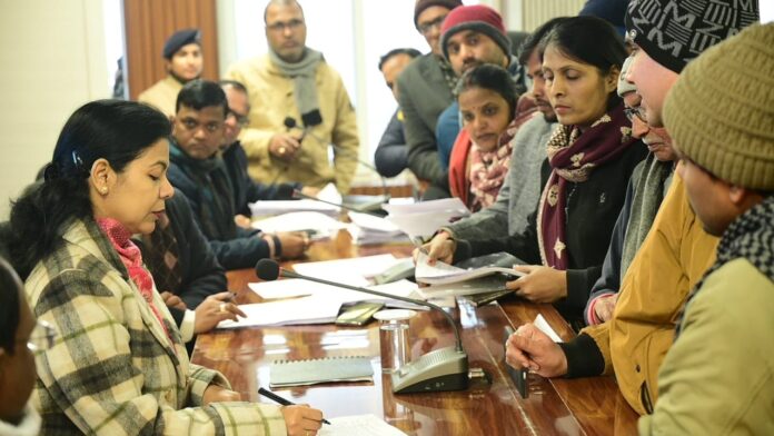 Bihar News: शिक्षा विभाग की शिकायतों पर सख्त जिलाधिकारी, 416 मामलों की हुई सीधी सुनवाई