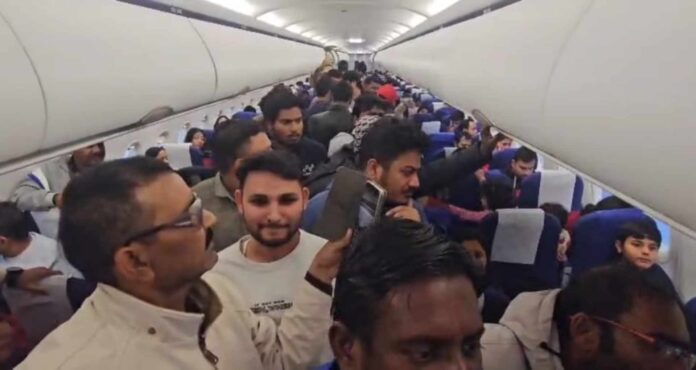 Bihar: खराब मौसम बना मुसीबत, दरभंगा में नहीं हुई लैंडिंग, फ्लाइट डायवर्ट होने पर यात्रियों ने किया हंगामा