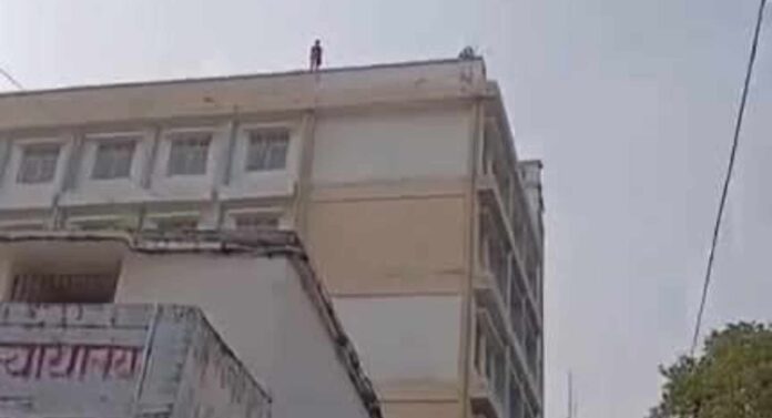 Bihar: प्यार, धोखा और पुलिस की बेरुखी, न्याय कोर्ट की छत पर चढ़ी युवती, गोपालगंज कोर्ट में हुआ हाई ड्रामा