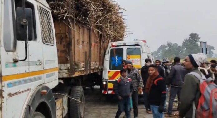 Bihar News: रेलवे फाटक बना मुसीबत का केंद्र, एंबुलेंस-ट्रक फंसे; 20 मिनट तक थमी सवारी गाड़ी