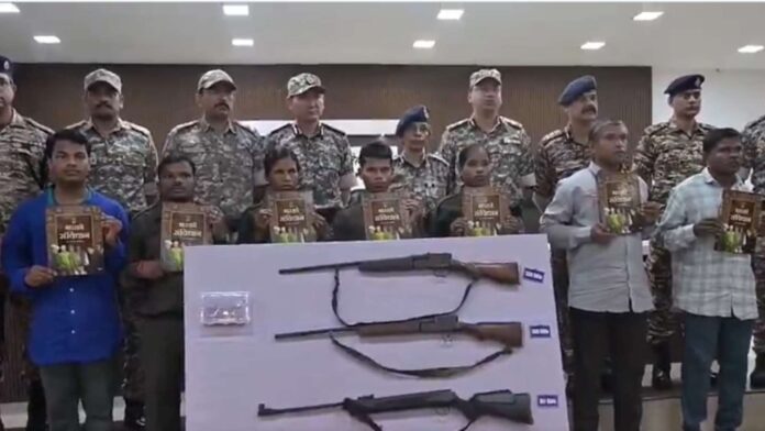 Maharashtra: गढ़चिरौली में पुलिस बल को मिली बड़ी कामयाबी, 82 लाख के इनामी 11 नक्सलियों ने किया आत्मसमर्पण