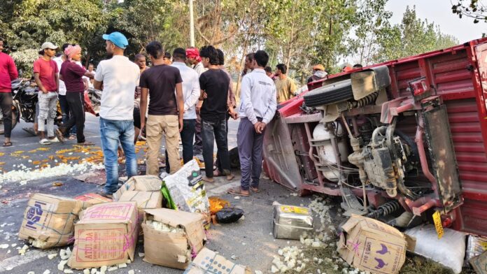 Bihar Accident: NH-531 पर भीषण हादसा सड़क हादसा, सीएनजी ऑटो पलटा, एक युवक की मौत; दूसरे की हालत गंभीर