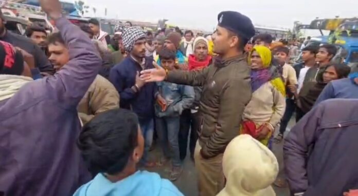Bihar: दरभंगा-मधुबनी NH-27 पर हत्या के आरोप में बवाल, शव रखकर परिजनों ने किया हाईवे जाम