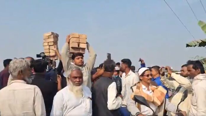 West Bengal: मुर्शिदाबाद में रखी गई नई बाबरी मस्जिद की नींव, विधायक हुमांयू कबीर बोले- कोई ताकत रोक नहीं सकती