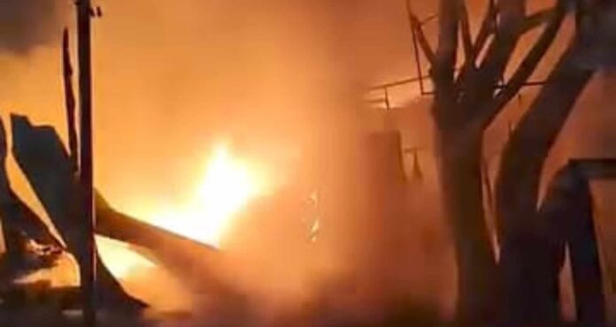 Bihar News: मधुबनी प्राइवेट बस स्टैंड में लगी भीषण आग, 15 दुकानें और एक बस जलकर खाक