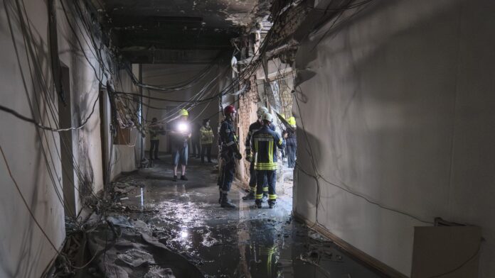 Conflict: रूस का कीव पर मिसाइल और ड्रोन हमला, शहरों की बिजली गुल; ट्रंप-जेलेंस्की बैठक से पहले हालात हुए भयावह