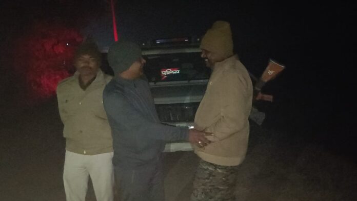 Bihar: शराब तस्कर की गिरफ्तारी पर भड़के ग्रामीण, क्यूआरटी टीम पर हमला; पिस्टल और मोबाइल छीनकर फरार हुए आरोपी